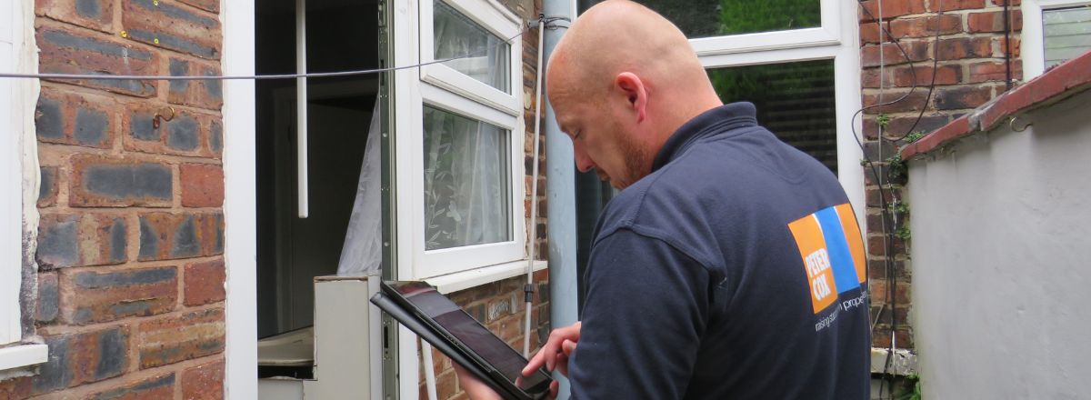 Damp surveyor with tablet