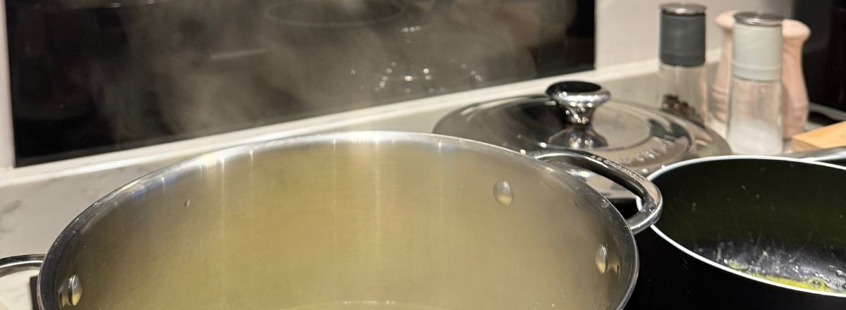 Steaming pot without a lid