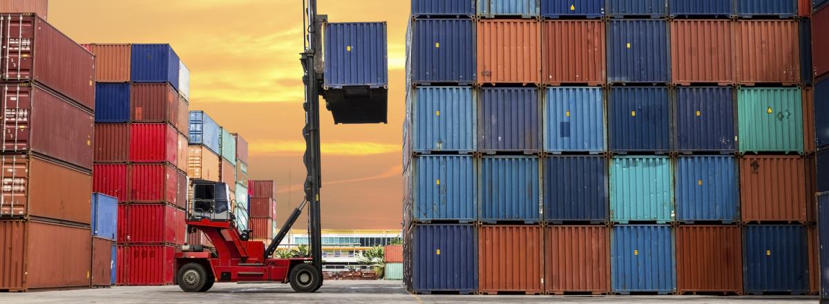 containers-stored-on-dockside-ready-for-fumigation-treatment